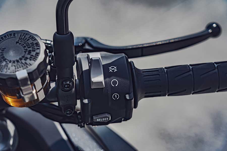 TG本日慕名兩大川崎名角而來,一部能順風隨行遨遊四海的公升忍者,另號人物則是身肩經典Z字號擔任頭號性能一哥Z H2,上看二百匹的機械公敵及什麼都恰到好處的跑旅銘機能造出怎麼樣的火花呢,雙方又會激出什麼樣的意想不到哩~