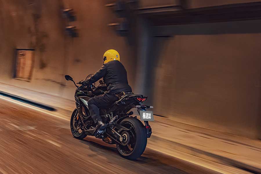 TG本日慕名兩大川崎名角而來,一部能順風隨行遨遊四海的公升忍者,另號人物則是身肩經典Z字號擔任頭號性能一哥Z H2,上看二百匹的機械公敵及什麼都恰到好處的跑旅銘機能造出怎麼樣的火花呢,雙方又會激出什麼樣的意想不到哩~