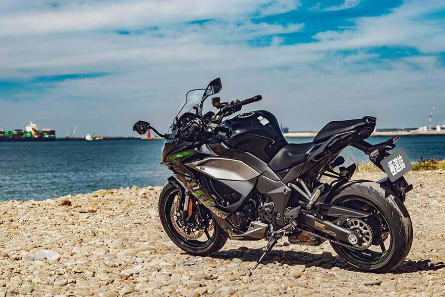 TG本日慕名兩大川崎名角而來,一部能順風隨行遨遊四海的公升忍者,另號人物則是身肩經典Z字號擔任頭號性能一哥Z H2,上看二百匹的機械公敵及什麼都恰到好處的跑旅銘機能造出怎麼樣的火花呢,雙方又會激出什麼樣的意想不到哩~