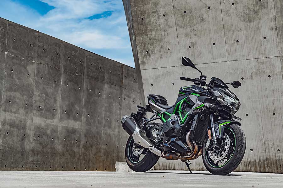 TG本日慕名兩大川崎名角而來,一部能順風隨行遨遊四海的公升忍者,另號人物則是身肩經典Z字號擔任頭號性能一哥Z H2,上看二百匹的機械公敵及什麼都恰到好處的跑旅銘機能造出怎麼樣的火花呢,雙方又會激出什麼樣的意想不到哩~