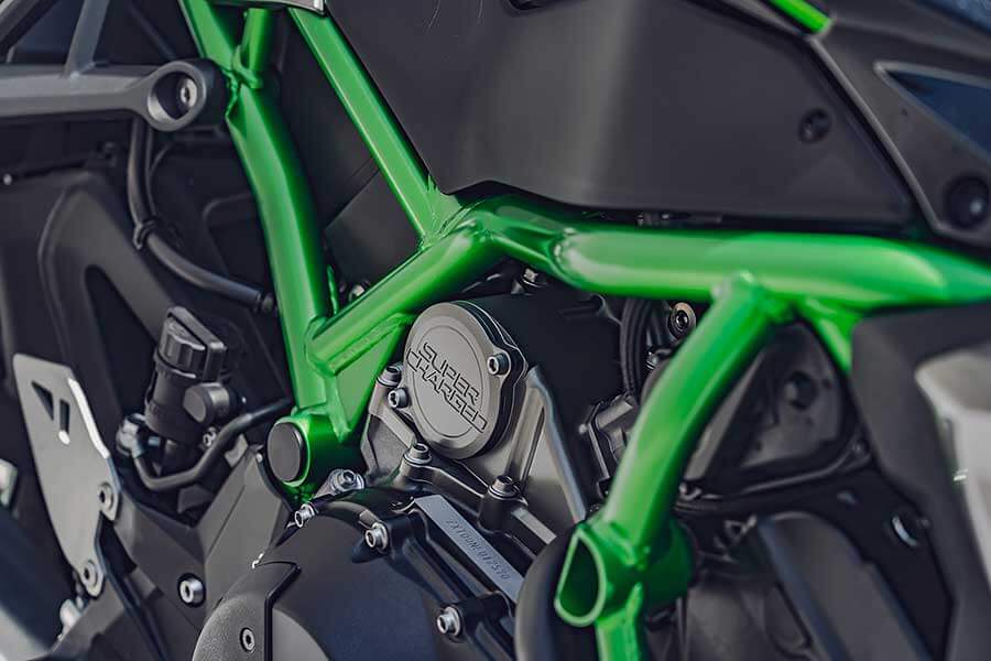 TG本日慕名兩大川崎名角而來,一部能順風隨行遨遊四海的公升忍者,另號人物則是身肩經典Z字號擔任頭號性能一哥Z H2,上看二百匹的機械公敵及什麼都恰到好處的跑旅銘機能造出怎麼樣的火花呢,雙方又會激出什麼樣的意想不到哩~