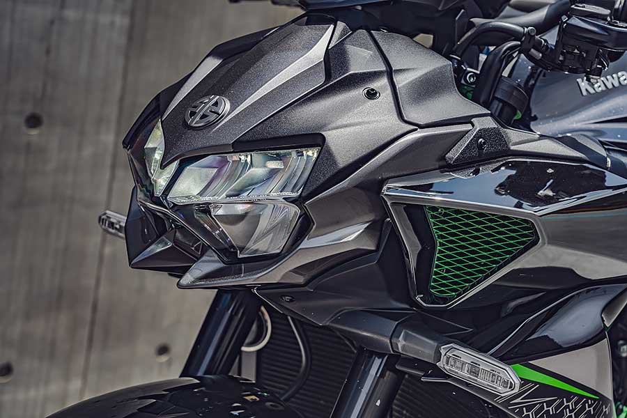 TG本日慕名兩大川崎名角而來,一部能順風隨行遨遊四海的公升忍者,另號人物則是身肩經典Z字號擔任頭號性能一哥Z H2,上看二百匹的機械公敵及什麼都恰到好處的跑旅銘機能造出怎麼樣的火花呢,雙方又會激出什麼樣的意想不到哩~