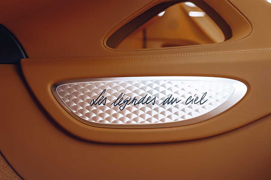 開超跑就像開飛機一樣,需要有過人的十足勇氣,而雙方面都曾涉略的布加迪更是熟知其中道理。