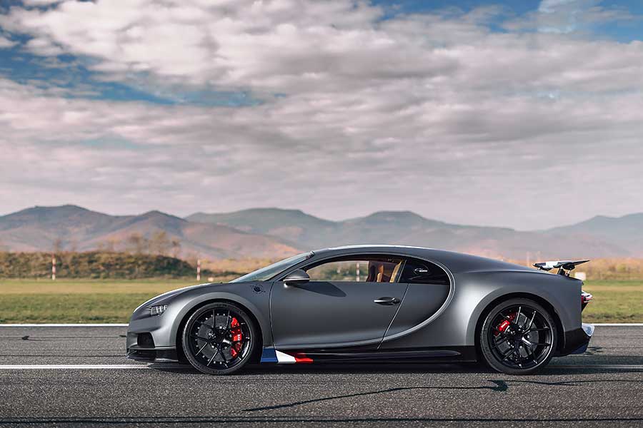 開超跑就像開飛機一樣,需要有過人的十足勇氣,而雙方面都曾涉略的布加迪更是熟知其中道理。