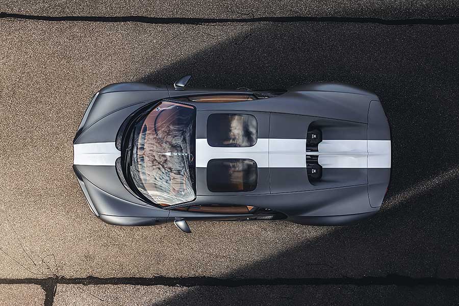 開超跑就像開飛機一樣,需要有過人的十足勇氣,而雙方面都曾涉略的布加迪更是熟知其中道理。