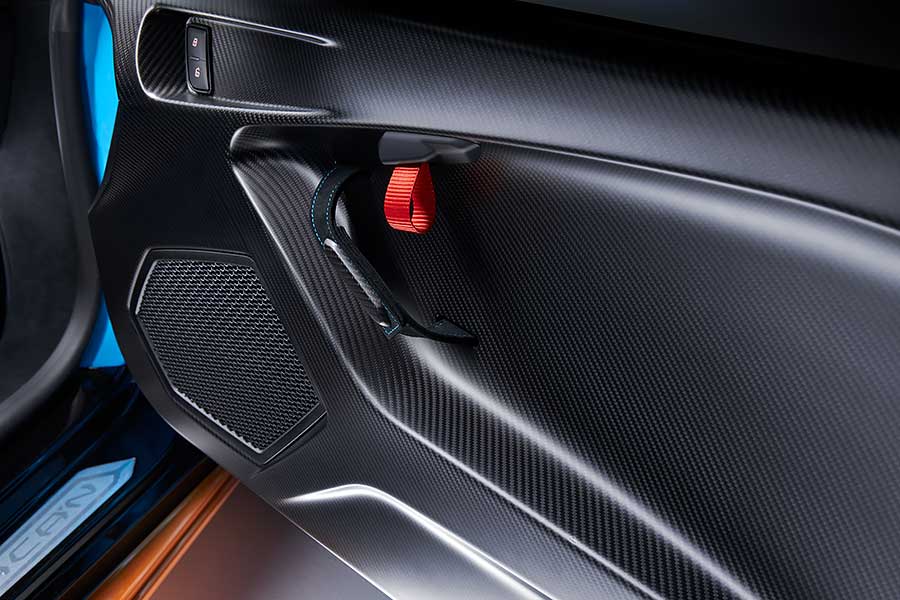 既然都已經用大牛出了終極賽道兵器,那麼小牛又有什麼理由何樂而不為呢?