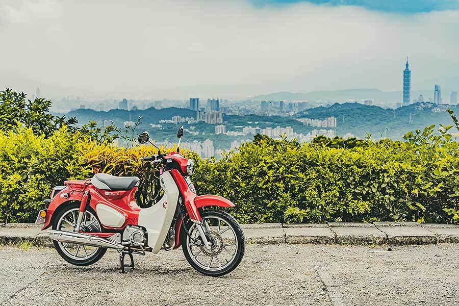 過去的屁孩,現在進行式的大叔,生長在7.80年代的我們很幸運,除了能體會時代的轉變,更經歷過所謂二輪工業時代的蛻變期;今天就請來貳位年近四十的大叔來天橋底下說書,說的並非是人生常態大道理,而是從小到大對於兩顆輪子跑的國民機動車回憶與迷戀