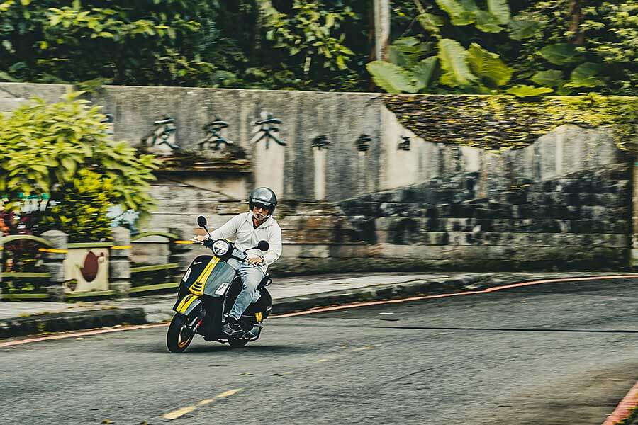 過去的屁孩,現在進行式的大叔,生長在7.80年代的我們很幸運,除了能體會時代的轉變,更經歷過所謂二輪工業時代的蛻變期;今天就請來貳位年近四十的大叔來天橋底下說書,說的並非是人生常態大道理,而是從小到大對於兩顆輪子跑的國民機動車回憶與迷戀