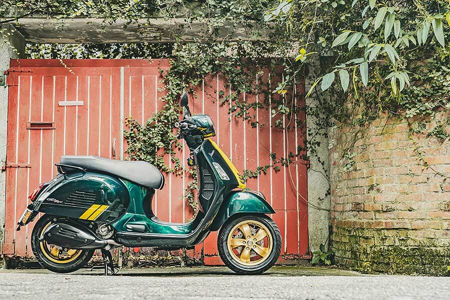 過去的屁孩,現在進行式的大叔,生長在7.80年代的我們很幸運,除了能體會時代的轉變,更經歷過所謂二輪工業時代的蛻變期;今天就請來貳位年近四十的大叔來天橋底下說書,說的並非是人生常態大道理,而是從小到大對於兩顆輪子跑的國民機動車回憶與迷戀