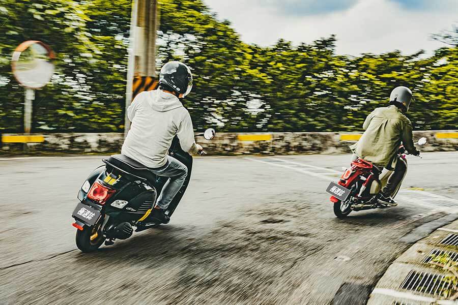 過去的屁孩,現在進行式的大叔,生長在7.80年代的我們很幸運,除了能體會時代的轉變,更經歷過所謂二輪工業時代的蛻變期;今天就請來貳位年近四十的大叔來天橋底下說書,說的並非是人生常態大道理,而是從小到大對於兩顆輪子跑的國民機動車回憶與迷戀