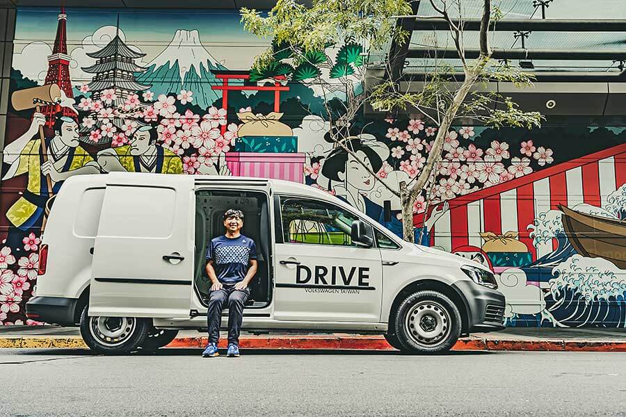 過去的屁孩,現在進行式的大叔,生長在7.80年代的我們很幸運,除了能體會時代的轉變,更經歷過所謂二輪工業時代的蛻變期;今天就請來貳位年近四十的大叔來天橋底下說書,說的並非是人生常態大道理,而是從小到大對於兩顆輪子跑的國民機動車回憶與迷戀