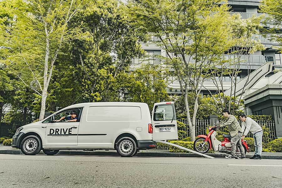 過去的屁孩,現在進行式的大叔,生長在7.80年代的我們很幸運,除了能體會時代的轉變,更經歷過所謂二輪工業時代的蛻變期;今天就請來貳位年近四十的大叔來天橋底下說書,說的並非是人生常態大道理,而是從小到大對於兩顆輪子跑的國民機動車回憶與迷戀