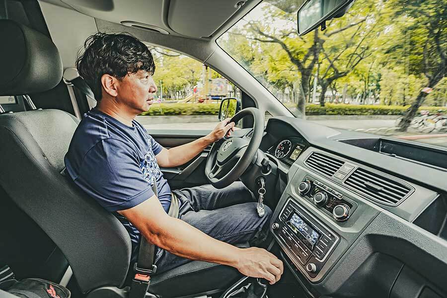 過去的屁孩,現在進行式的大叔,生長在7.80年代的我們很幸運,除了能體會時代的轉變,更經歷過所謂二輪工業時代的蛻變期;今天就請來貳位年近四十的大叔來天橋底下說書,說的並非是人生常態大道理,而是從小到大對於兩顆輪子跑的國民機動車回憶與迷戀