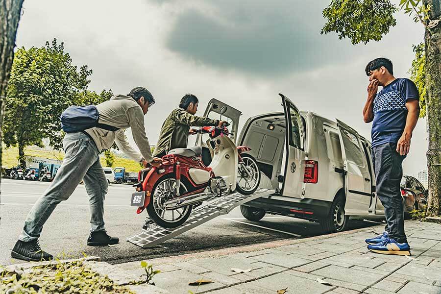 過去的屁孩,現在進行式的大叔,生長在7.80年代的我們很幸運,除了能體會時代的轉變,更經歷過所謂二輪工業時代的蛻變期;今天就請來貳位年近四十的大叔來天橋底下說書,說的並非是人生常態大道理,而是從小到大對於兩顆輪子跑的國民機動車回憶與迷戀