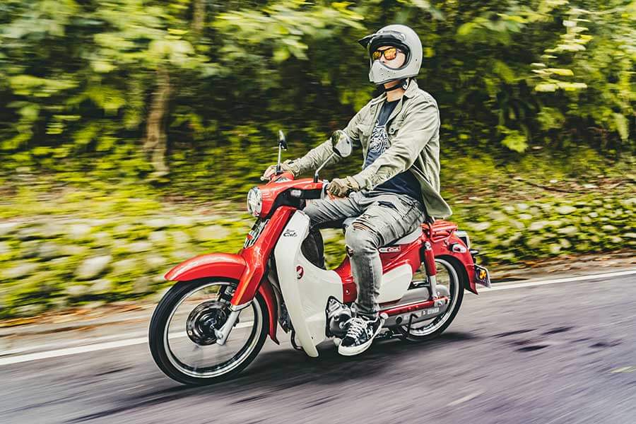 過去的屁孩,現在進行式的大叔,生長在7.80年代的我們很幸運,除了能體會時代的轉變,更經歷過所謂二輪工業時代的蛻變期;今天就請來貳位年近四十的大叔來天橋底下說書,說的並非是人生常態大道理,而是從小到大對於兩顆輪子跑的國民機動車回憶與迷戀