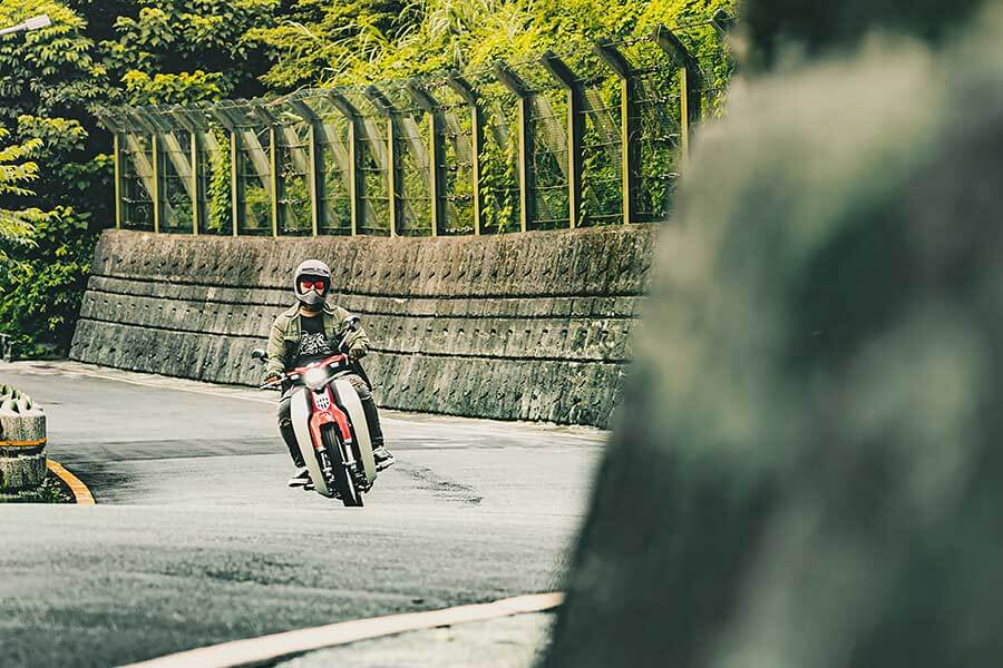 supercub>s300-2 過去的屁孩,現在進行式的大叔,生長在7.80年代的我們很幸運,除了能體會時代的轉變,更經歷過所謂二輪工業時代的蛻變期;今天就請來貳位年近四十的大叔來天橋底下說書,說的並非是人生常態大道理,而是從小到大對於兩顆輪子跑的國民機動車回憶與迷戀