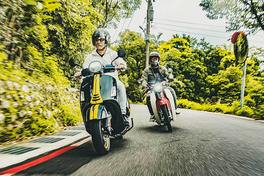 過去的屁孩,現在進行式的大叔,生長在7.80年代的我們很幸運,除了能體會時代的轉變,更經歷過所謂二輪工業時代的蛻變期;今天就請來貳位年近四十的大叔來天橋底下說書,說的並非是人生常態大道理,而是從小到大對於兩顆輪子跑的國民機動車回憶與迷戀