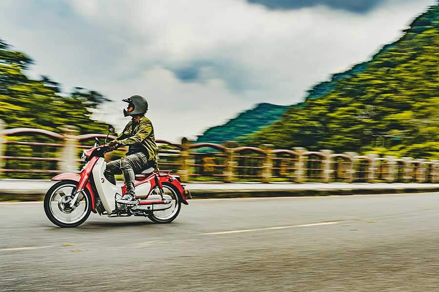 supercub>s300-22 過去的屁孩,現在進行式的大叔,生長在7.80年代的我們很幸運,除了能體會時代的轉變,更經歷過所謂二輪工業時代的蛻變期;今天就請來貳位年近四十的大叔來天橋底下說書,說的並非是人生常態大道理,而是從小到大對於兩顆輪子跑的國民機動車回憶與迷戀