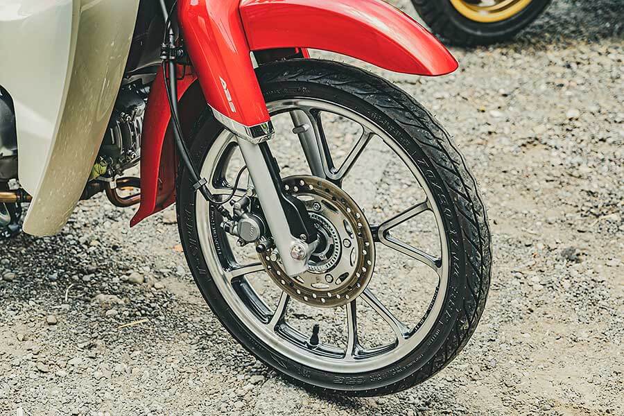 supercub>s300-26 過去的屁孩,現在進行式的大叔,生長在7.80年代的我們很幸運,除了能體會時代的轉變,更經歷過所謂二輪工業時代的蛻變期;今天就請來貳位年近四十的大叔來天橋底下說書,說的並非是人生常態大道理,而是從小到大對於兩顆輪子跑的國民機動車回憶與迷戀