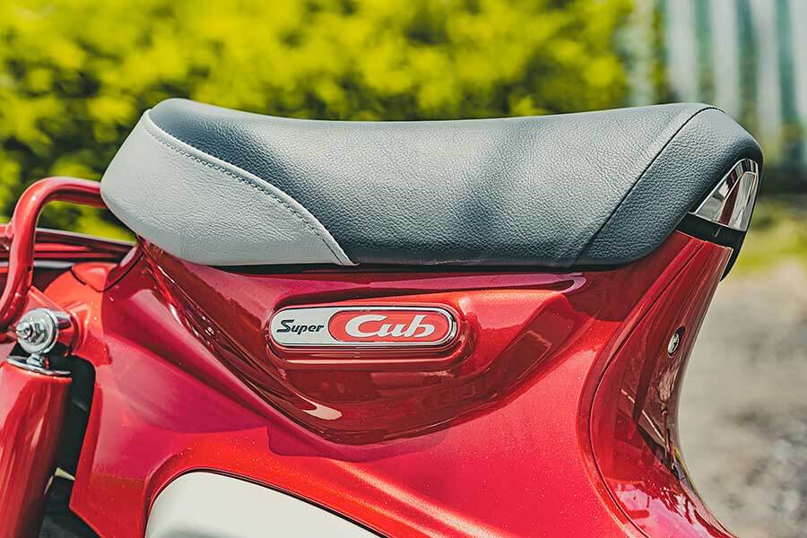 supercub>s300-27 過去的屁孩,現在進行式的大叔,生長在7.80年代的我們很幸運,除了能體會時代的轉變,更經歷過所謂二輪工業時代的蛻變期;今天就請來貳位年近四十的大叔來天橋底下說書,說的並非是人生常態大道理,而是從小到大對於兩顆輪子跑的國民機動車回憶與迷戀