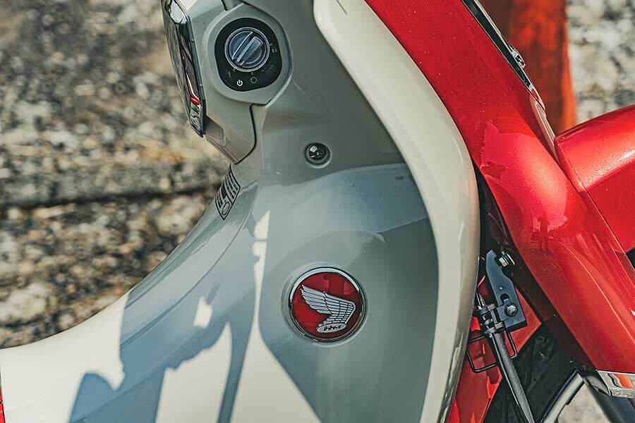 supercub>s300-28 過去的屁孩,現在進行式的大叔,生長在7.80年代的我們很幸運,除了能體會時代的轉變,更經歷過所謂二輪工業時代的蛻變期;今天就請來貳位年近四十的大叔來天橋底下說書,說的並非是人生常態大道理,而是從小到大對於兩顆輪子跑的國民機動車回憶與迷戀