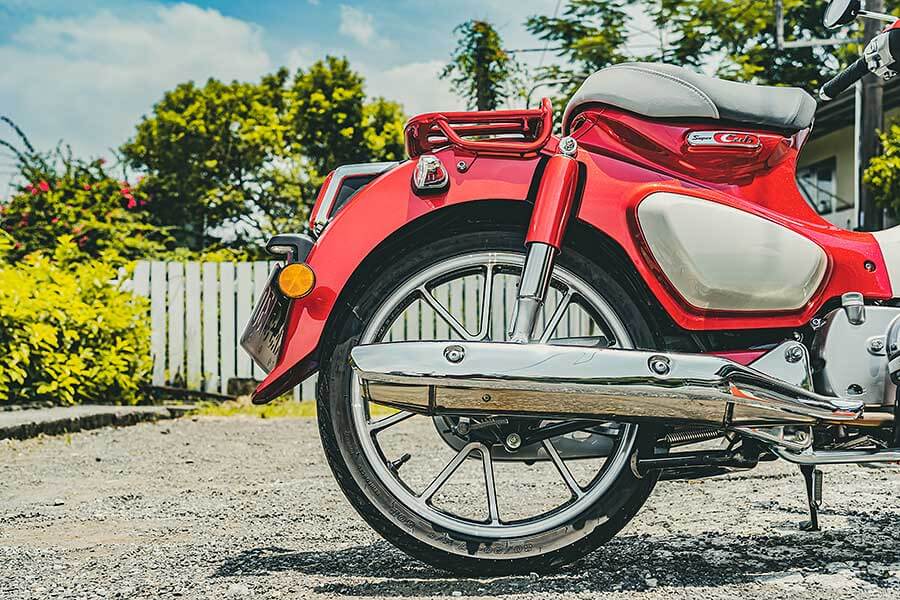 supercub>s300-29 過去的屁孩,現在進行式的大叔,生長在7.80年代的我們很幸運,除了能體會時代的轉變,更經歷過所謂二輪工業時代的蛻變期;今天就請來貳位年近四十的大叔來天橋底下說書,說的並非是人生常態大道理,而是從小到大對於兩顆輪子跑的國民機動車回憶與迷戀