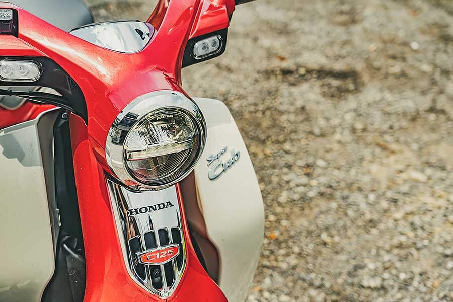 supercub>s300-3 過去的屁孩,現在進行式的大叔,生長在7.80年代的我們很幸運,除了能體會時代的轉變,更經歷過所謂二輪工業時代的蛻變期;今天就請來貳位年近四十的大叔來天橋底下說書,說的並非是人生常態大道理,而是從小到大對於兩顆輪子跑的國民機動車回憶與迷戀