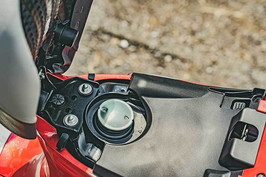 supercub>s300-31 過去的屁孩,現在進行式的大叔,生長在7.80年代的我們很幸運,除了能體會時代的轉變,更經歷過所謂二輪工業時代的蛻變期;今天就請來貳位年近四十的大叔來天橋底下說書,說的並非是人生常態大道理,而是從小到大對於兩顆輪子跑的國民機動車回憶與迷戀