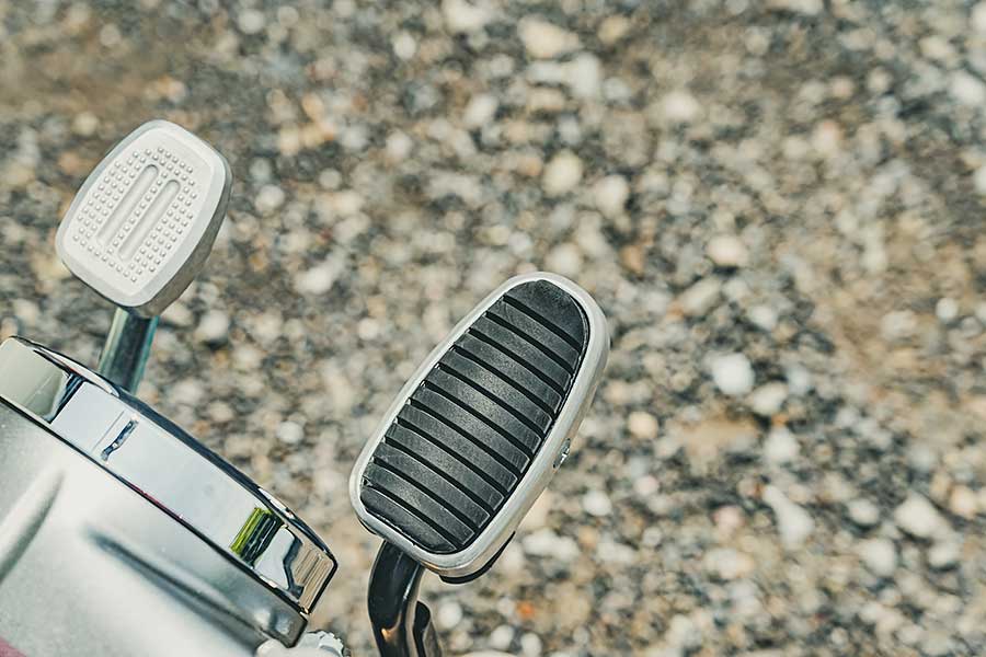 supercub>s300-32 過去的屁孩,現在進行式的大叔,生長在7.80年代的我們很幸運,除了能體會時代的轉變,更經歷過所謂二輪工業時代的蛻變期;今天就請來貳位年近四十的大叔來天橋底下說書,說的並非是人生常態大道理,而是從小到大對於兩顆輪子跑的國民機動車回憶與迷戀