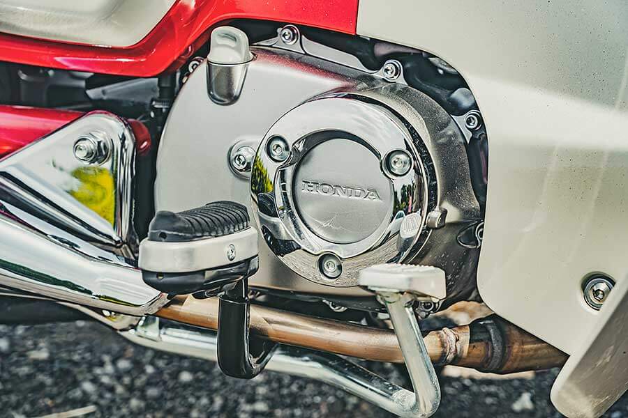 supercub>s300-33 過去的屁孩,現在進行式的大叔,生長在7.80年代的我們很幸運,除了能體會時代的轉變,更經歷過所謂二輪工業時代的蛻變期;今天就請來貳位年近四十的大叔來天橋底下說書,說的並非是人生常態大道理,而是從小到大對於兩顆輪子跑的國民機動車回憶與迷戀