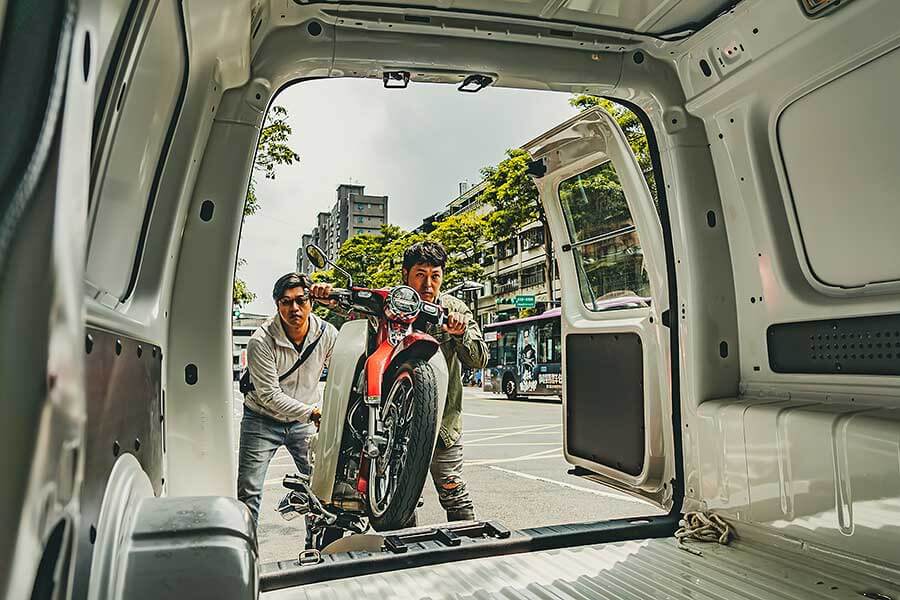 過去的屁孩,現在進行式的大叔,生長在7.80年代的我們很幸運,除了能體會時代的轉變,更經歷過所謂二輪工業時代的蛻變期;今天就請來貳位年近四十的大叔來天橋底下說書,說的並非是人生常態大道理,而是從小到大對於兩顆輪子跑的國民機動車回憶與迷戀