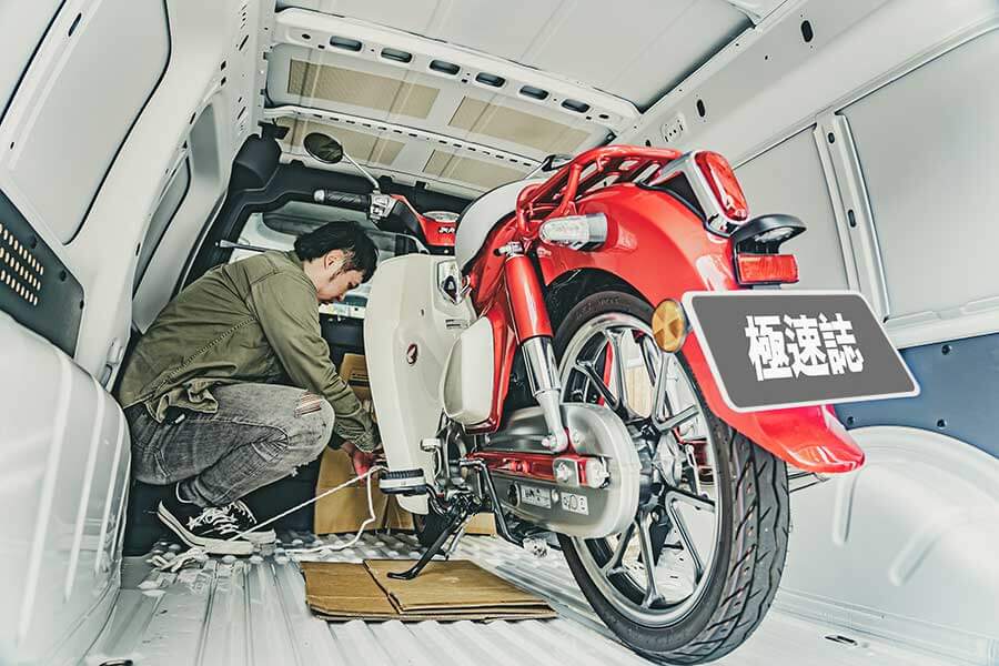 過去的屁孩,現在進行式的大叔,生長在7.80年代的我們很幸運,除了能體會時代的轉變,更經歷過所謂二輪工業時代的蛻變期;今天就請來貳位年近四十的大叔來天橋底下說書,說的並非是人生常態大道理,而是從小到大對於兩顆輪子跑的國民機動車回憶與迷戀