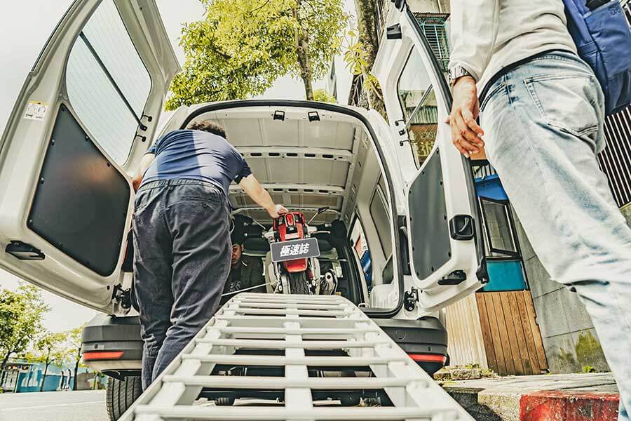 過去的屁孩,現在進行式的大叔,生長在7.80年代的我們很幸運,除了能體會時代的轉變,更經歷過所謂二輪工業時代的蛻變期;今天就請來貳位年近四十的大叔來天橋底下說書,說的並非是人生常態大道理,而是從小到大對於兩顆輪子跑的國民機動車回憶與迷戀