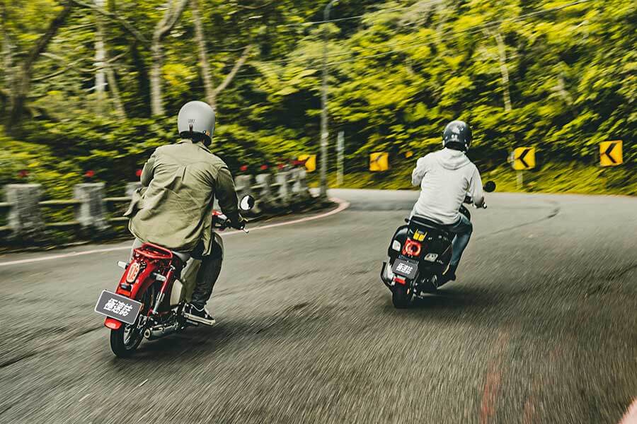 supercub>s300-37 過去的屁孩,現在進行式的大叔,生長在7.80年代的我們很幸運,除了能體會時代的轉變,更經歷過所謂二輪工業時代的蛻變期;今天就請來貳位年近四十的大叔來天橋底下說書,說的並非是人生常態大道理,而是從小到大對於兩顆輪子跑的國民機動車回憶與迷戀