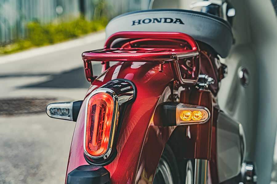 supercub>s300-4 過去的屁孩,現在進行式的大叔,生長在7.80年代的我們很幸運,除了能體會時代的轉變,更經歷過所謂二輪工業時代的蛻變期;今天就請來貳位年近四十的大叔來天橋底下說書,說的並非是人生常態大道理,而是從小到大對於兩顆輪子跑的國民機動車回憶與迷戀