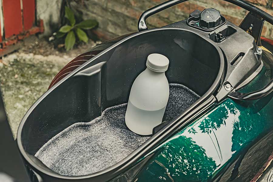 supercub>s300-42 過去的屁孩,現在進行式的大叔,生長在7.80年代的我們很幸運,除了能體會時代的轉變,更經歷過所謂二輪工業時代的蛻變期;今天就請來貳位年近四十的大叔來天橋底下說書,說的並非是人生常態大道理,而是從小到大對於兩顆輪子跑的國民機動車回憶與迷戀