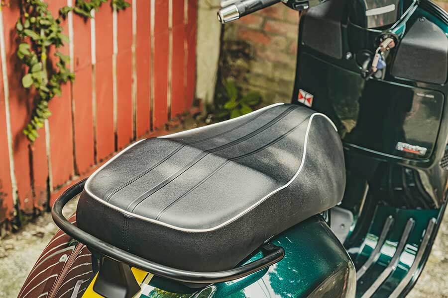 supercub>s300-44 過去的屁孩,現在進行式的大叔,生長在7.80年代的我們很幸運,除了能體會時代的轉變,更經歷過所謂二輪工業時代的蛻變期;今天就請來貳位年近四十的大叔來天橋底下說書,說的並非是人生常態大道理,而是從小到大對於兩顆輪子跑的國民機動車回憶與迷戀