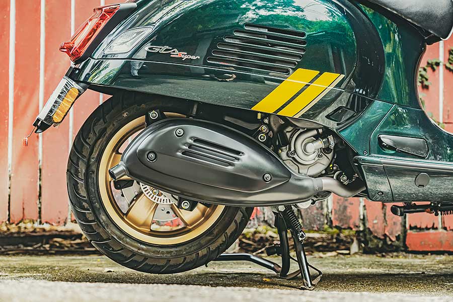 supercub>s300-45 過去的屁孩,現在進行式的大叔,生長在7.80年代的我們很幸運,除了能體會時代的轉變,更經歷過所謂二輪工業時代的蛻變期;今天就請來貳位年近四十的大叔來天橋底下說書,說的並非是人生常態大道理,而是從小到大對於兩顆輪子跑的國民機動車回憶與迷戀