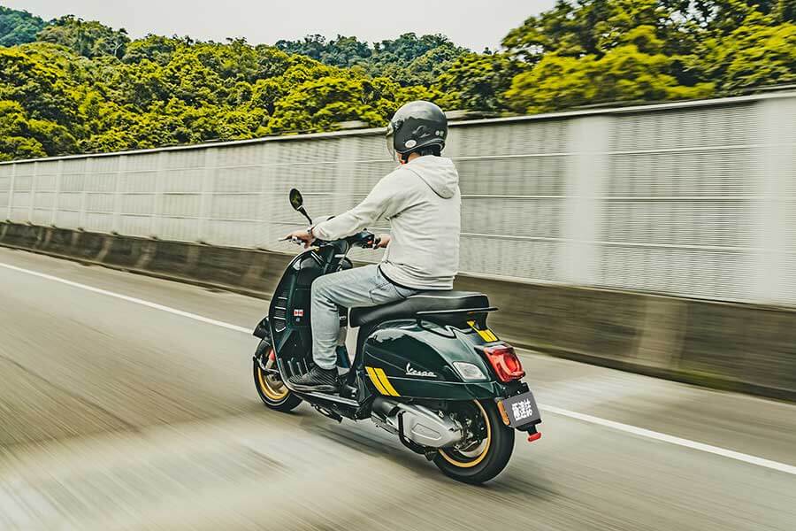 過去的屁孩,現在進行式的大叔,生長在7.80年代的我們很幸運,除了能體會時代的轉變,更經歷過所謂二輪工業時代的蛻變期;今天就請來貳位年近四十的大叔來天橋底下說書,說的並非是人生常態大道理,而是從小到大對於兩顆輪子跑的國民機動車回憶與迷戀