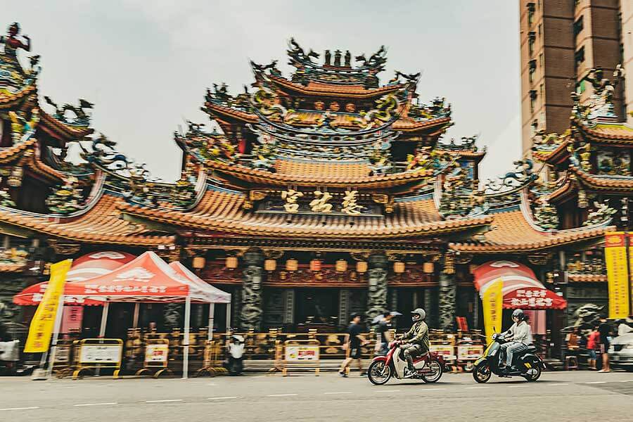 過去的屁孩,現在進行式的大叔,生長在7.80年代的我們很幸運,除了能體會時代的轉變,更經歷過所謂二輪工業時代的蛻變期;今天就請來貳位年近四十的大叔來天橋底下說書,說的並非是人生常態大道理,而是從小到大對於兩顆輪子跑的國民機動車回憶與迷戀