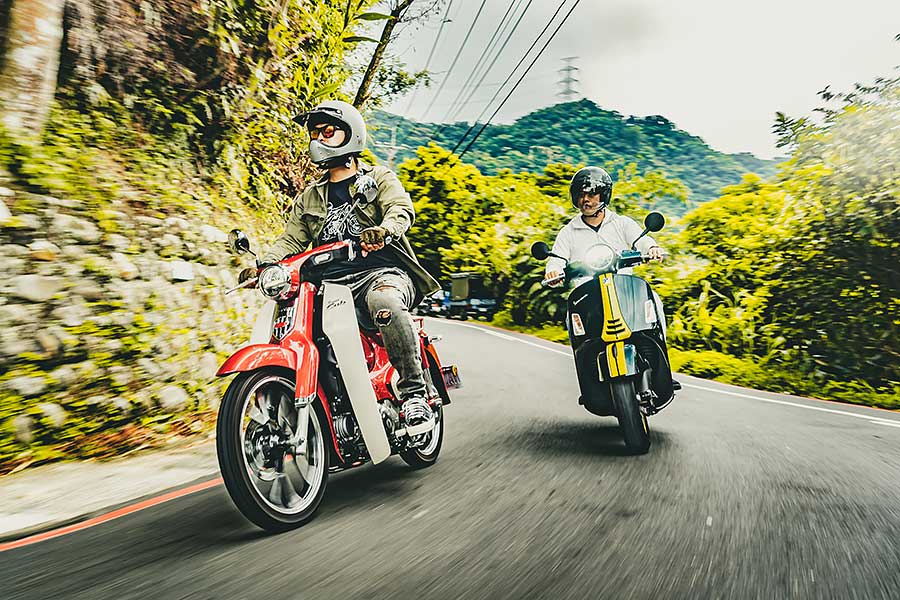 supercub>s300-6 過去的屁孩,現在進行式的大叔,生長在7.80年代的我們很幸運,除了能體會時代的轉變,更經歷過所謂二輪工業時代的蛻變期;今天就請來貳位年近四十的大叔來天橋底下說書,說的並非是人生常態大道理,而是從小到大對於兩顆輪子跑的國民機動車回憶與迷戀