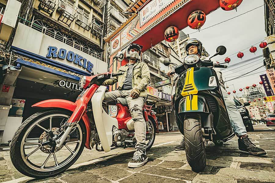 過去的屁孩,現在進行式的大叔,生長在7.80年代的我們很幸運,除了能體會時代的轉變,更經歷過所謂二輪工業時代的蛻變期;今天就請來貳位年近四十的大叔來天橋底下說書,說的並非是人生常態大道理,而是從小到大對於兩顆輪子跑的國民機動車回憶與迷戀