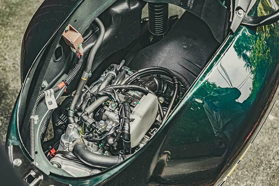 supercub>s300-9 過去的屁孩,現在進行式的大叔,生長在7.80年代的我們很幸運,除了能體會時代的轉變,更經歷過所謂二輪工業時代的蛻變期;今天就請來貳位年近四十的大叔來天橋底下說書,說的並非是人生常態大道理,而是從小到大對於兩顆輪子跑的國民機動車回憶與迷戀