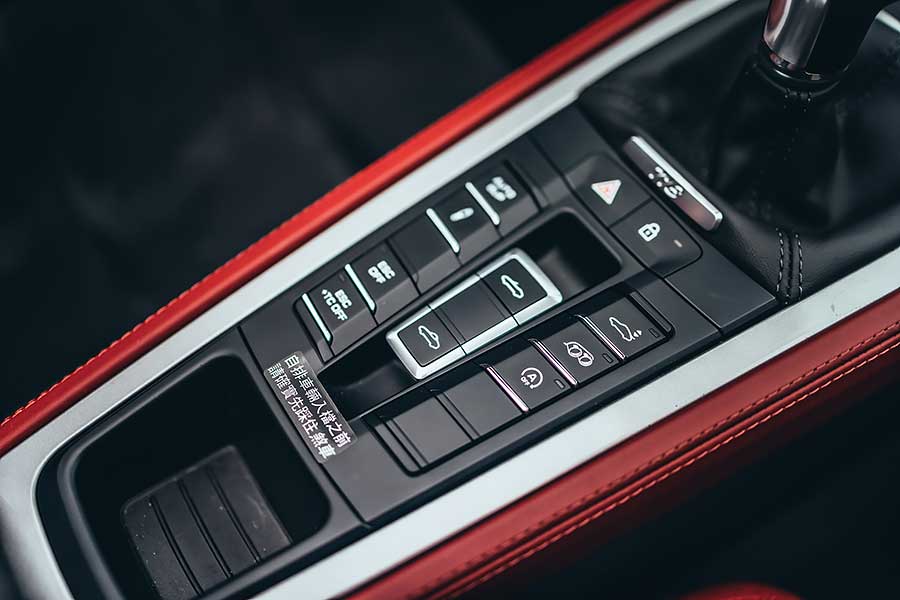 不論六速手排還是七速PDK,這都是一輛非常扣人心弦的敞篷跑車。