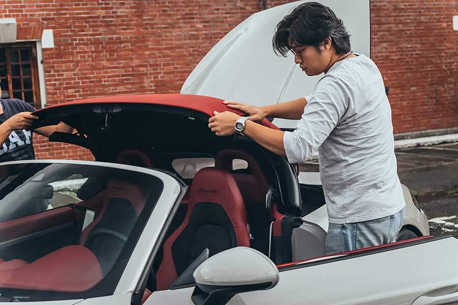 不論六速手排還是七速PDK,這都是一輛非常扣人心弦的敞篷跑車。