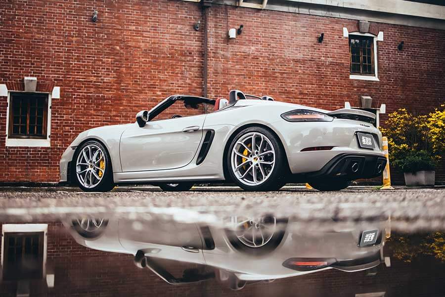 不論六速手排還是七速PDK,這都是一輛非常扣人心弦的敞篷跑車。