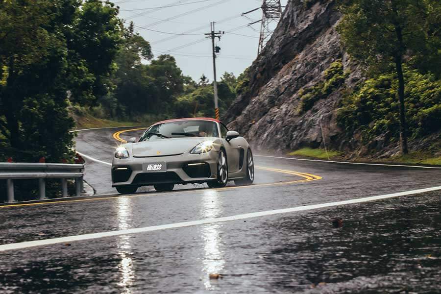 不論六速手排還是七速PDK,這都是一輛非常扣人心弦的敞篷跑車。