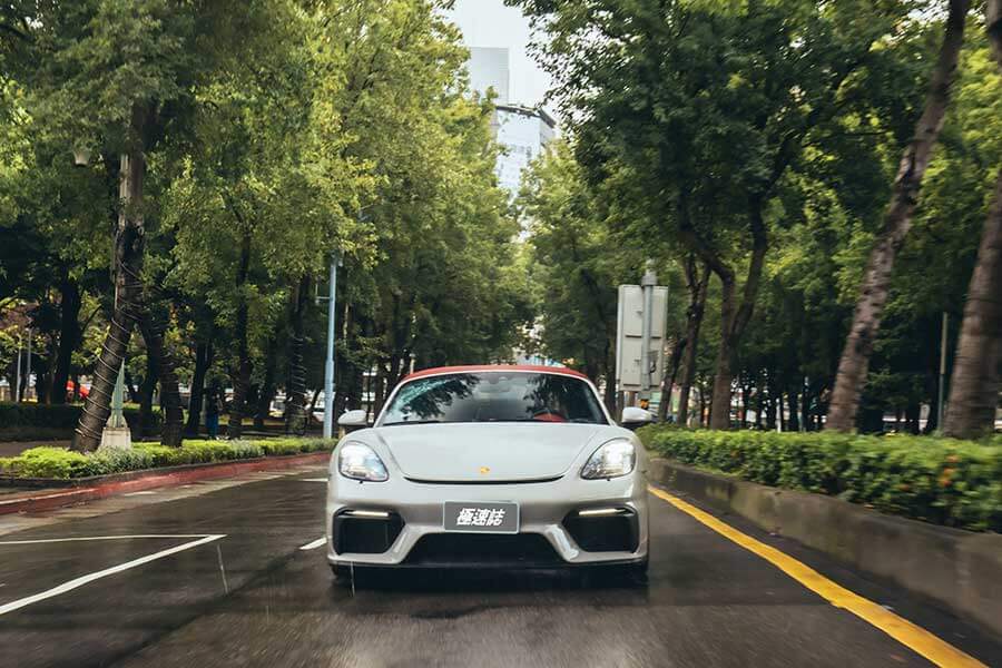 不論六速手排還是七速PDK,這都是一輛非常扣人心弦的敞篷跑車。