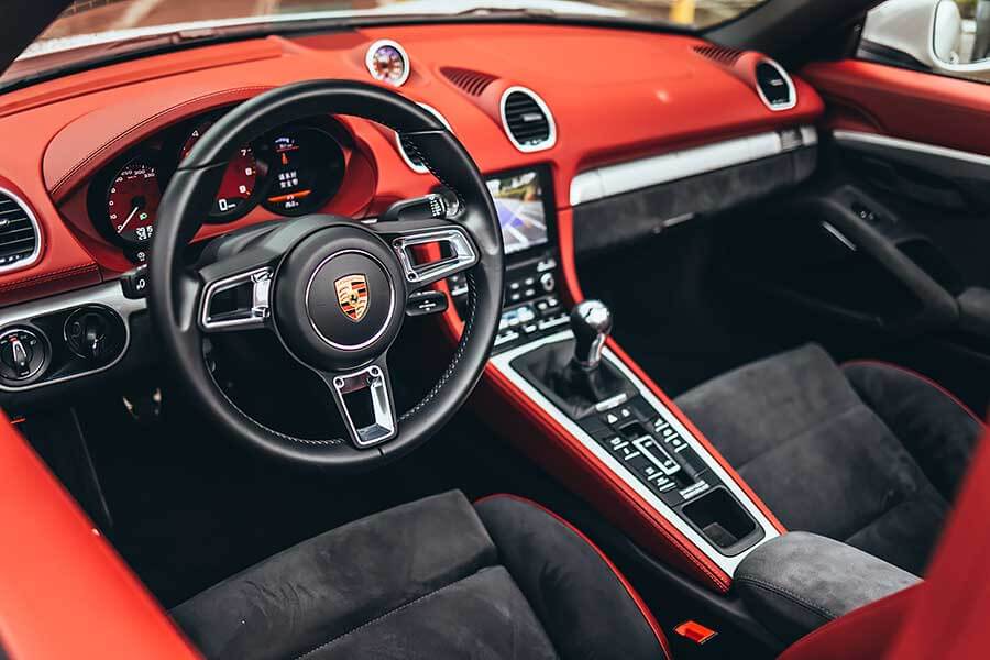 不論六速手排還是七速PDK,這都是一輛非常扣人心弦的敞篷跑車。