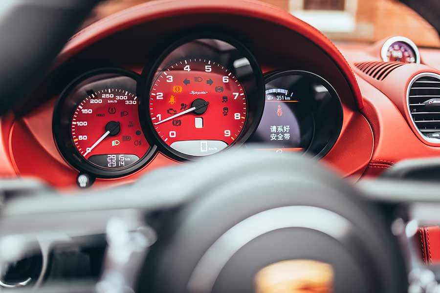 不論六速手排還是七速PDK,這都是一輛非常扣人心弦的敞篷跑車。